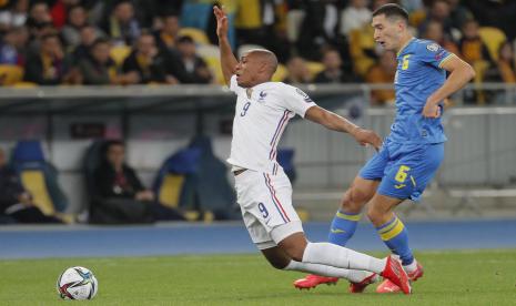 Striker Prancis, Anthony Martial (kiri), dilanggar oleh pemain Ukraina, Taras Kacharaba, pada laga kualifikasi Piala Dunia 2022 di Kiev, Ahad (5/9).