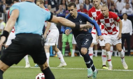 Striker Prancis Antoine Griezmann bersiap melakukan tendangan penalti ke gawang Kroasia dalam final Piala Dunia 2018, Ahad (15/7).