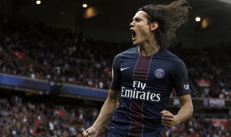 Striker PSG, Edinson Cavani merayakan golnya ke gawang Boerdoux pada laga lanjutan Ligue 1 di Parc des Princes, Sabtu (1/10). Cavani mencetak dua gol pada laga itu.