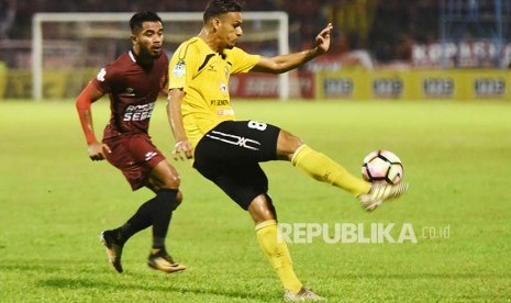 Striker PSM Makassar Zulham M Zamrun (kiri) berebut bola dengan bek Semen Padang FC Cassio Fransisco (kanan) saat bertanding pada  Gojek  Traveloka Liga 1 di Stadion Andi Mattalatta, Makassar, Sulawesi Selatan, Senin (2/10). 