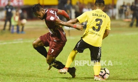 Striker PSM Makassar Zulham M Zamrun (kiri) berebut bola dengan bek Semen Padang FC Ibrahim Sanjaya (kanan) saat bertanding pada  Gojek  Traveloka Liga 1 di Stadion Andi Mattalatta, Makassar, Sulawesi Selatan, Senin (2/10). 