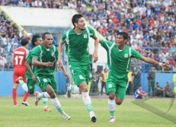  Striker PSMS Medan, Julio Alcorse (tengah), melakukan selebrasi bersama rekannya usai mencetak gol ke gawang Arema Malang pada kompetisi Indonesian Premier League di Stadion Gajayana, Malang, Rabu (14/12). 