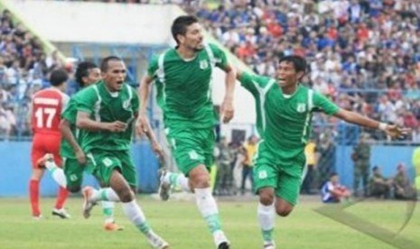  Striker PSMS Medan, Julio Alcorse (tengah), melakukan selebrasi bersama rekannya usai mencetak gol ke gawang Arema Malang pada kompetisi Indonesian Premier League di Stadion Gajayana, Malang, Rabu (14/12). 