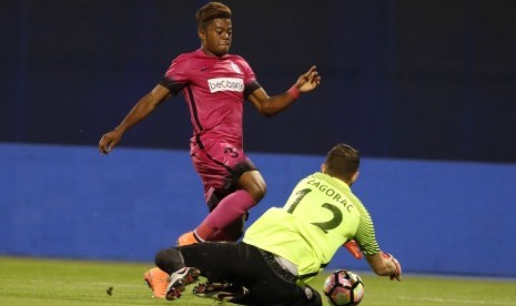 Striker Racing Genk, Leon Bailey saat melawan Lokomotiva Zagreb, pada laga Liga Europa, Agustus lalu. Bailey dikabarkan menjadi incaran Manchester United.