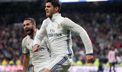 Striker Real Madrid, Alvaro Morata (kanan) merayakan gol ke gawang Athletic Bilbao bersama Dani Carvajal pada laga lanjutan La Liga di Santiago Bernabeu, Senin (24/10) dini hari WIB. Madrid menang tipis, 2-1.