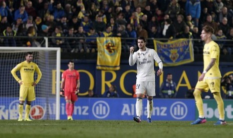 Striker Real Madrid, Alvaro Morata (tengah) merayakan golnya ke gawang Villarreal di el Madrigal, Ahad (6/2). Morata mencetak gol kemenangan Madrid pada laga ini. 