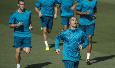 Striker Real Madrid, Cristiano Ronaldo (kanan) berlatih bersama tim Valdebebas, Selasa (12/9). Madrid akan melawan APOEL pada babak penyisihan Liga Champions, Kamis (14/9) dini hari WIB.