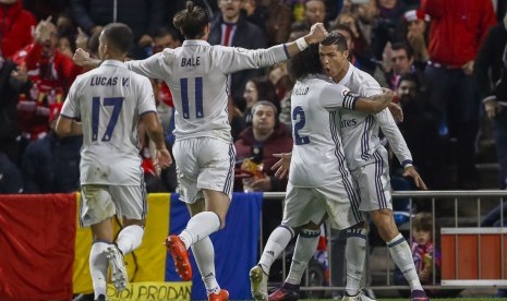 Striker Real Madrid, Cristiano Ronaldo (kanan) merayakan golnya bersama rekan setim pada laga La Liga lawan Atletico Madrid di Vicente Calderon, Ahad (20/11) dini hari WIB. Madrid unggul 1-0 pada babak pertama.