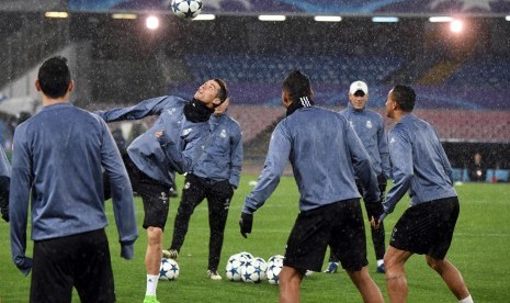  Striker Real Madrid, Cristiano Ronaldo (kedua kiri) bersama tim saat sesi latihan di San Paolo, Senin (6/3). Madrid akan melakoni leg kedua perdelapan final Liga Champions lawan Napoli malam nanti.