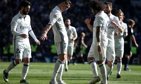 Striker Real Madrid Cristiano Ronaldo (kedua kiri) merayakan golnya ke gawang Granada dalam laga La Liga di Santiago Bernabeu, Sabtu (7/1). Madrid menang telak 5-0.