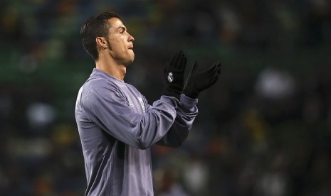 Striker Real Madrid, Cristiano Ronaldo memberikan aplaus kepada fan jelang laga Liga Champions lawan Sporting Lisbon, di stadion Jose Alvalade, Rabu (23/11) dini hari WIB. Madrid menang 2-1.