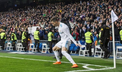 Striker Real Madrid, Cristiano Ronaldo merayakan gol ke gawang Girona pada laga La Liga di Santiago Bernabeu, Senin (19/3) dini hari WIB.