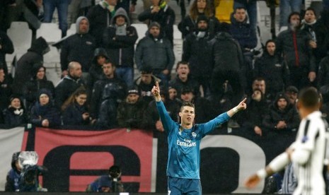 Striker Real Madrid, Cristiano Ronaldo merayakan gol ke gawang Juventus pada laga perempat final Liga Champions, di Stadon Juventus, Rabu (4/4) dini hari WIB. Madrid unggul 1-0 pada babak pertama.