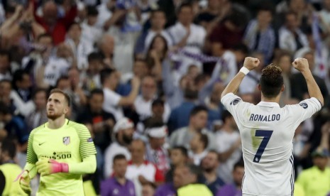 Striker Real Madrid Cristiano Ronaldo merayakan kemenangan timnya atas Atletico Madrid pada leg pertama semifinal Liga Champions di Santiago Bernabeu, Rabu (3/5) dini hari WIB. Madrid menang 3-0.