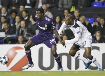 Striker Real Madrid, Emmanuel Adebayor, berebut bola dengan bek Tottenham Hotspur, William Gallas, di leg kedua babak perempat final Liga Champions di White Hart Lane.