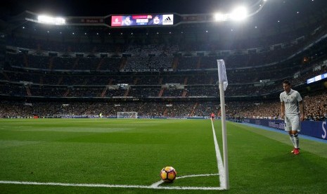 Striker Real Madrid, James Rodriguez mengambil sepak pojok pada laga La Liga lawan Deportivo La Coruna di Santiago Bernabeu, Ahad (11/12) dini hari WIB. Madrid menang 3-2.