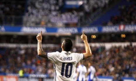 Striker Real Madrid, James Rodriguez merayakan gol ke gawang Deportivo La Coruna pada La Liga di stadion Riazor, Kamis (27/4) dini hari WIB. Madrid menang telak, 6-2.