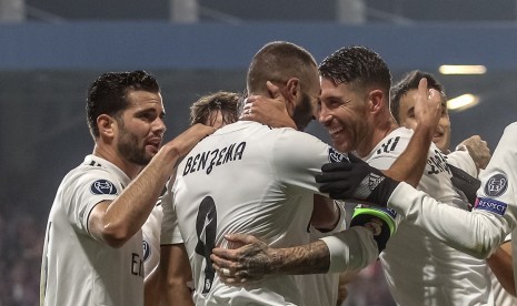 Striker Real Madrid, Karim Benzema (dua kiri), merayakan gol bersama rekan setimnya saat menghadapi Viktoria Plzen di laga Grup G Liga Champions di Plzen, Ceska, Rabu (7/11). 