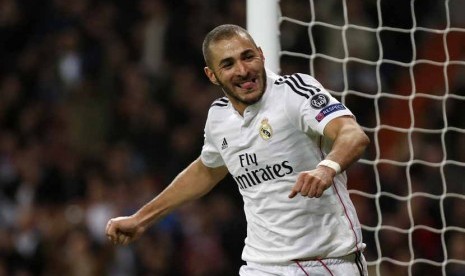 Striker Real Madrid, Karim Benzema, meluapkan kegembiraannya usai menjebol gawang Liverpool dalam laga Grup B Liga Champions di Santiago Bernabeu, Madrid, Selasa (4/11). 