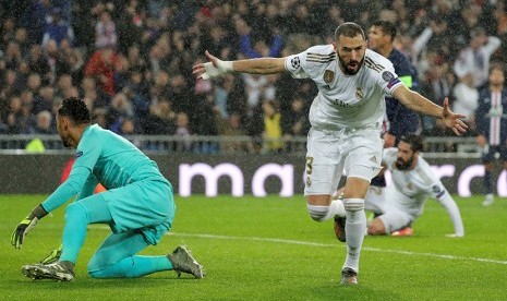 Striker Real Madrid Karim Benzema merayakan gol ke gawang PSG di Santiago Bernabue, Rabu (27/11).