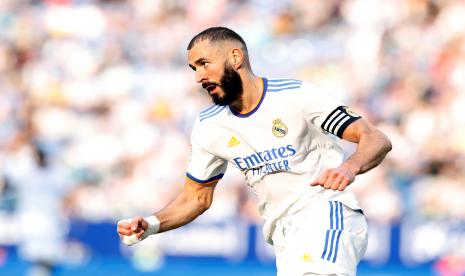 Striker Real Madrid Karim Benzema merayakan setelah mencetak gol 2-1 selama pertandingan sepak bola LaLiga Spanyol antara RCD Espanyol dan Real Madrid di Stadion RCD di Barcelona, ??Catalonia, Spanyol, 03 Oktober 2021.