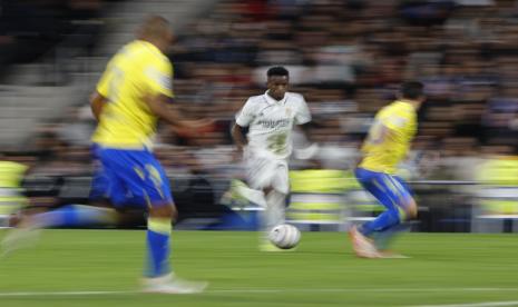  Striker Real Madrid Vinicius Jr. (C) beraksi selama pertandingan sepak bola LaLiga Spanyol antara Real Madrid dan Cadiz, di Madrid, Spanyol, 10 November 2022. 