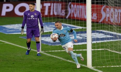 Striker Real Sociedad, Iago Aspas (kanan) merayakan gol penaltinya ke gawang Celta Vigo pada laga lanjutan La Liga, di Stadion Balaidos, Vigo, Ahad (1/11). Sociedad menang 4-1. 