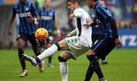 Striker Sassuolo, Diego Falcinelli (dua kiri), dijaga ketat defender Inter Milan, Jeison Murillo, dalam laga Serie A Italia di Stadion Giuseppe Meazza, Milan, Ahad (10/1). 