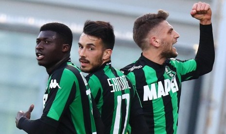 Striker Sassuolo, Domenico Berardi (kanan) merayakan golnya ke gawang Empoli pada laga Serie A, Februari lalu. Berardi kini menjadi incaran Inter dan Juventus.