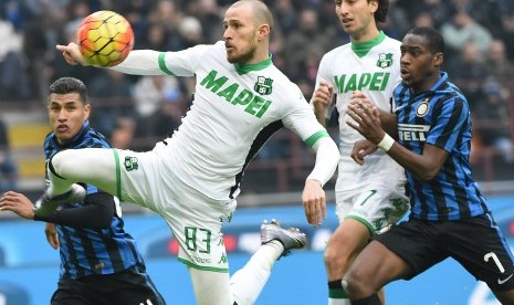 Striker Sassuolos, Antonio Florio Flores (dua kiri), berebut bola dengan pemain Inter Milan dalam laga Serie A Italia di Giuseppe Meazza, Milan, Ahad (10/1). 