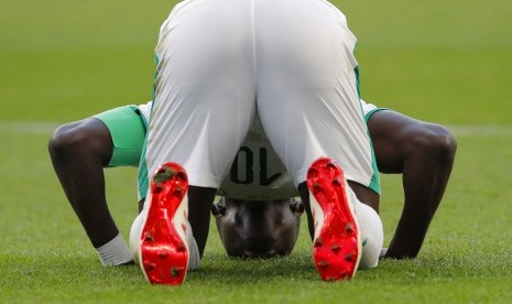 Striker Senegal, Sadio Mane bersujud syukur usai mencetak gol ke gawang Jepang pada laga penyisihan Piala Dunia 2018 di Ekaterinburg, Ahad (24/6).