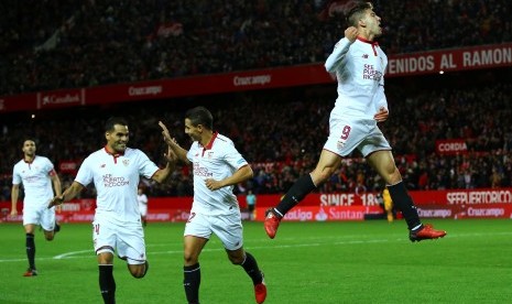 Striker Sevilla, Luciano Vietto (kanan) merayakan golnya ke gawang Malaga pada laga La Liga di stadion Ramon Sanchez Pizjuan, Ahad (18/12) dini hari WIB. Sevilla menang 4-1.