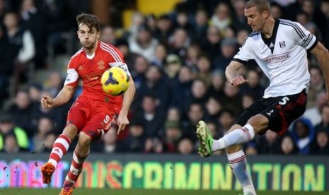 Striker Southampton, Jay Rodriguez, saat membobol gawang Fulham pada ajang Liga Primer Inggris.