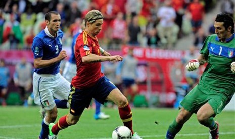 Striker Spanyol Fernando Torres saat menggiring bola ke jantung pertahanan Italia, pada pertandingan laga pertama Grup C Piala Eropa, berlangsung di Gdansk, Poland, Ahad (10/6). 