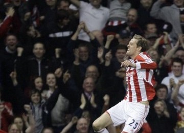 Striker Stoke City, Peter Crouch, meluapkan emosi kegembiraannya usai membobol gawang Manchester City di laga Liga Primer Inggris di Stadium Britannia, Stoke, Sabtu (24/3).