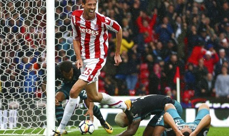 Striker Stoke City, Peter Crouch merayakan gol kemenangan timnya pada laga Liga Primer Inggris lawan Southampton di Stadion Bet365, Sabtu (30/9). Stoke menang 2-1.