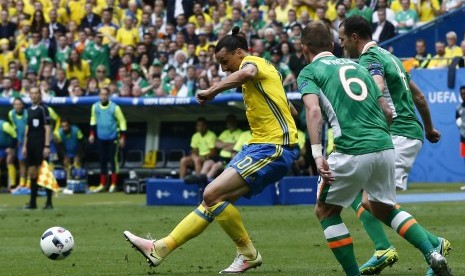 Striker Swedia Zlatan Ibrahimovic dikawal ketat pemain belakang Republik Irlandia