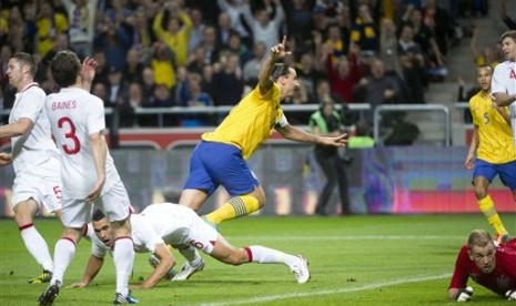 Striker Swedia, Zlatan Ibrahimovic, merayakan golnya ke gawang Inggris di Friends Arena, Swedia, Kamis (15/11) dini hari. Ibra mencetak empat gol (quat-trick) pada partai yang dimenangkan Swedia 4-2 tersebut.