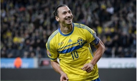 Striker Swedia Zlatan Ibrahiovic merayakan golnya ke gawang Moldova