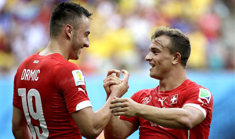 Striker Swiss Xherdan Shaqiri (kanan) merayakan gol dengan Josip Drmix