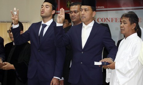 Striker Tim Nasional Indonesia Ezra Harm Ruud Walian (kiri) bersama ayahnya, Glenn Walian (kedua kanan), menjalani pengambilan sumpah menjadi Warga Negara Indonesia (WNI) di Kantor Wilayah Kementerian Hukum dan HAM, Cawang, Jakarta, Kamis, (18/5). 