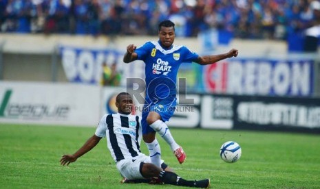  Striker Tim Persib Bandung, Hilton Moreira dijegal pemain Persidafon Dafonsoro pada pertandingan Liga Super Indonesia 2013 Putaran II di Stadion Si Jalak Harupat, Bandung, Selasa (20/8).  (Republika/Yogi Ardhi)