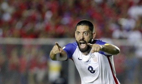 Striker timnas Amerika Serikat (AS), Clint Dempsey merayakan golnya ke gawang Panama pada laga kualifikasi Piala Dunia 2018 di stadion Rommel Fernández, Rabu (29/3). Laga berakhir imbang 1-1.