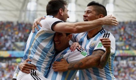 Striker Timnas Argentina, Lionel Messi (kiri), melakukan selebrasi bersama rekan setimnya usai menjebol gawang Nigeria di laga terakhir Grup F Piala Dunia 2014 di Arena Beira Rio, Porto Alegre, Rabu (25/6). 