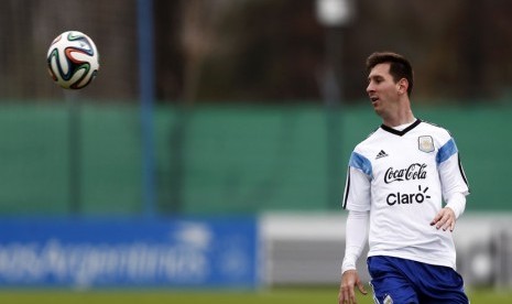 Striker Timnas Argentina, Lionel Messi, mengamati bola saat sesi latihan di pusat pelatihan timnas di Buenos Aires, Argentina, Sabtu (31/5). 