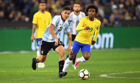 Striker timnas Argentina, Paolo Dybala (kiri) pada laga persahabatan lawan Brasil di Stadion MCG, Melbourne, Jumat (9/6).