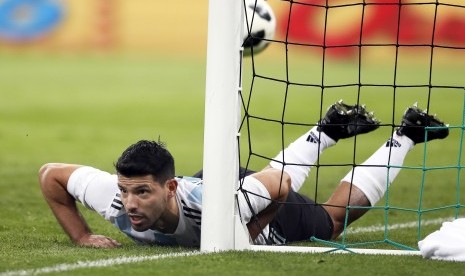 Striker Timnas Argentina, Sergio Aguero, beraksi saat laga uji coba lawan Nigeria di Krasnodar, Russia, pada Selasa (14/11).