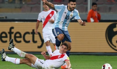 Striker timnas Argentina, Sergio Aguero saat laga kualifikasi Piala Dunia zona Amerika Selatan lawan Peru, pekan lalu. Pada laga yang berakhir imbang 2-2 itu, Aguero menderita cedera betis.