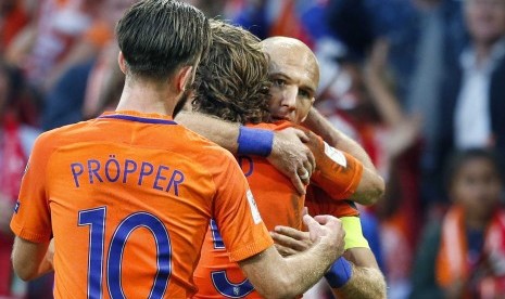 Striker timnas Belanda, Davy Propper (kiri) bersama Daley Blind (tengah) merayakan gol Arjen Robben (kanan) pada laga kualifikasi Piala Dunia 2018 lawan Bulgaria di Amsterdam, Senin (4/9) dini hari WIB. Belanda menang 3-1.