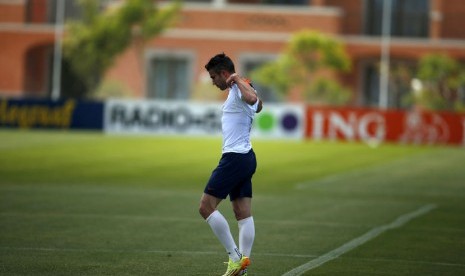 Striker timnas Belanda, Robin van Persie, di sela-sela sesi latihan timnas di Lagos pada Kamis (22/5). 